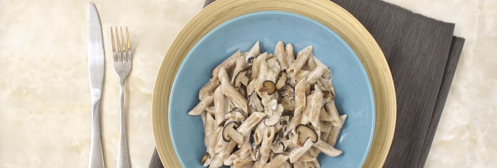Macarrones integrales con salsa fungi