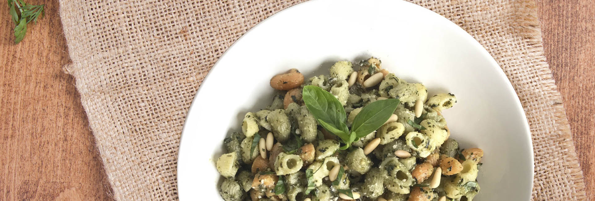 Coditos tricolor con pesto
