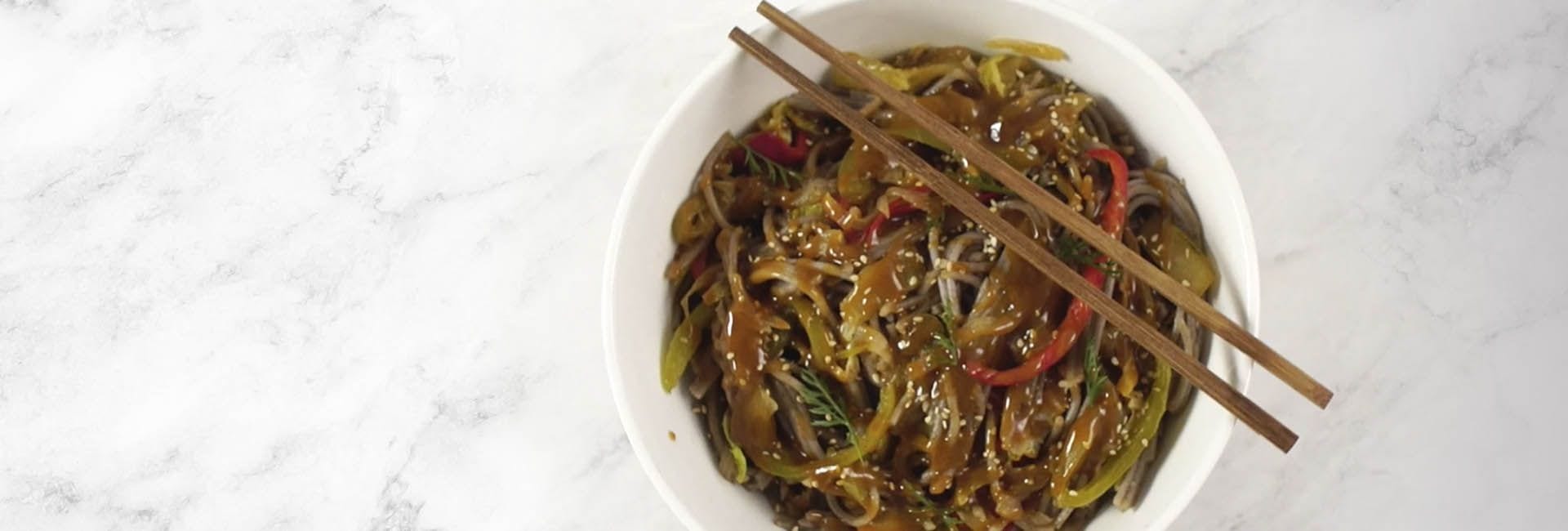Espaguetis de trigo sarraceno al estilo thai