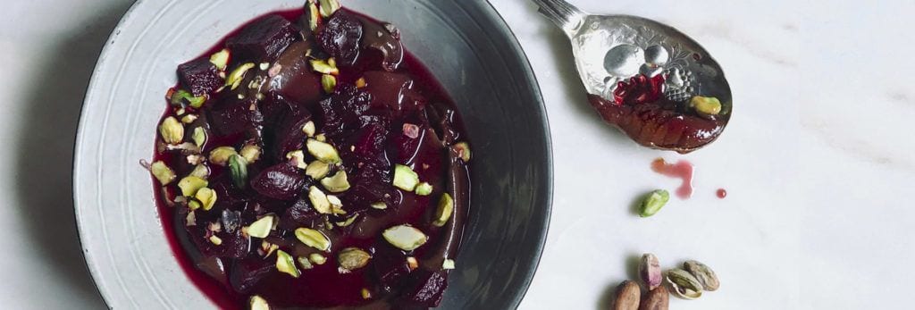 Power pudding vegano de cacao y maca con remolacha caramelizada y pistachos