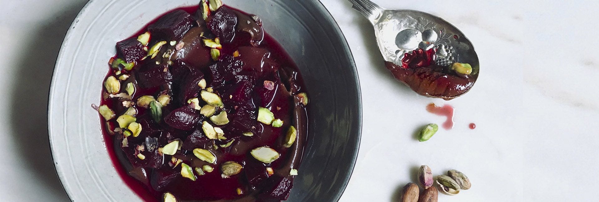 Power pudding vegano de cacao y maca con remolacha caramelizada y pistachos