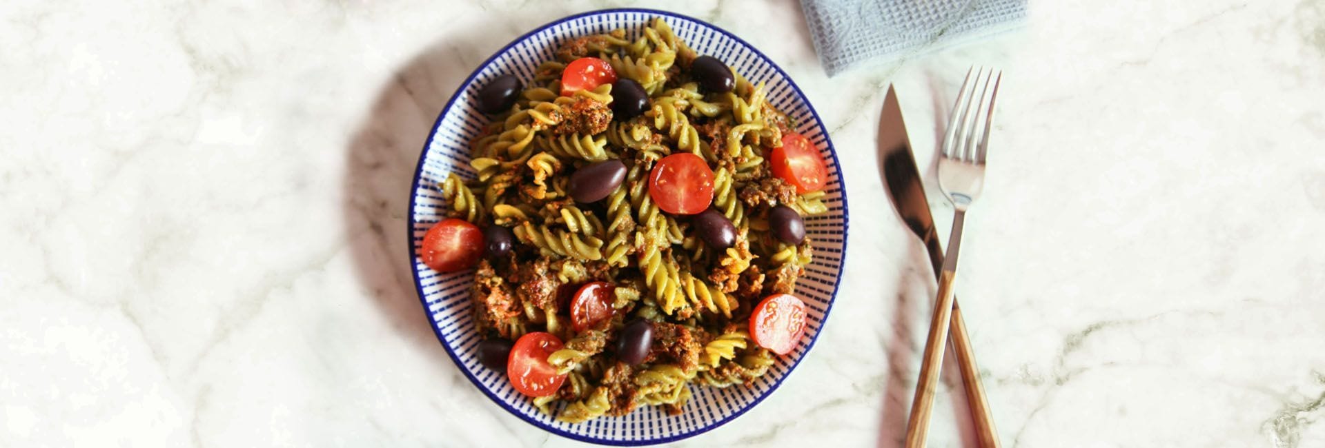 Fusilli tricolore con pesto de tomates secos