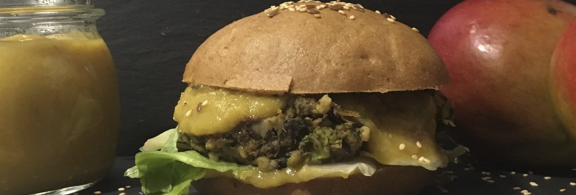HAMBURGUESA de LEGUMBRES con CHUTNEY de MANGO 