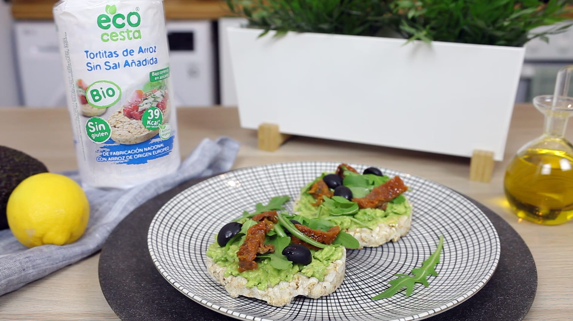 Aperitivo de aguacate con tortitas de arroz sin sal Ecocesta