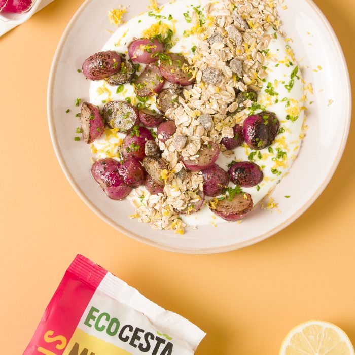Rábanos asados con yogur de ajo y cebollino y muesli
