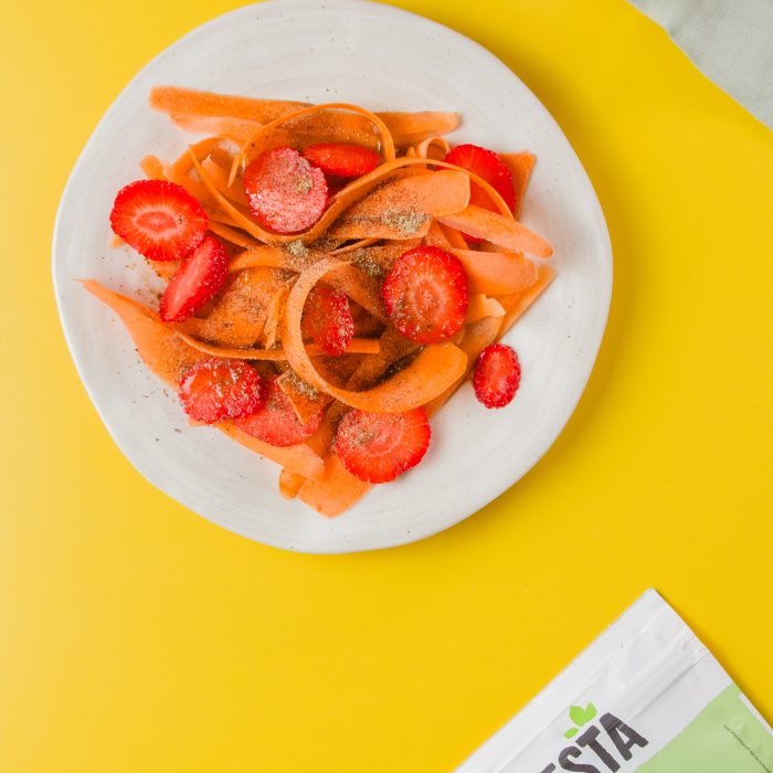 Ensalada de zanahorias y fresas con semillas de lino molido