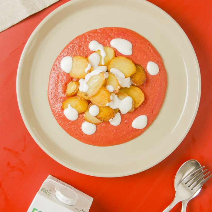 Puré rojo con crujiente de patatas y salsa de avena